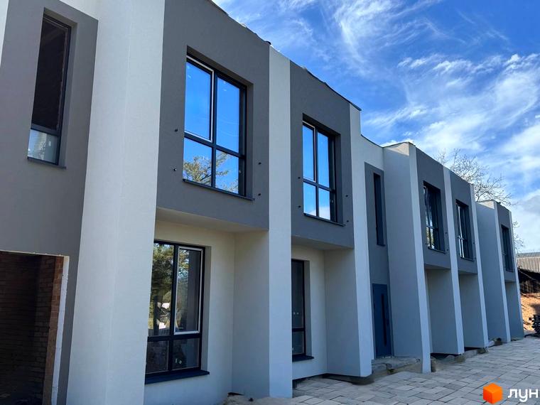Зовнішній вигляд таунхаусів FLAGMAN RESIDENCE з великими вікнами. Фасад будинку сірого та білого кольорів.