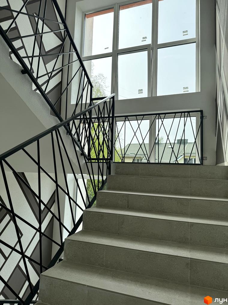 Буковинська 20А: сходова клітка з панорамними вікнами та стильними перилами. Зовнішній вигляд новобудови.