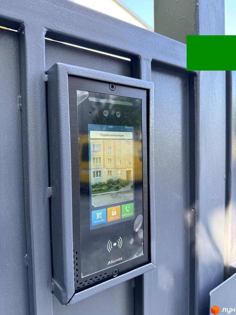 Зовнішній вигляд будинку Житловий комплекс Буковинська 20А з прибудинковою територією. Екран домофону з фотографією будівлі.
