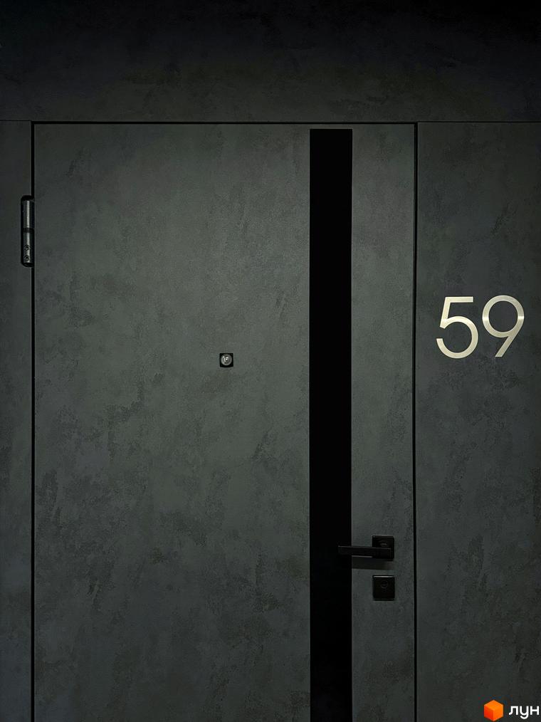 Новобудова GREENHOUSE CITY з дверима та номером будинку 59. Зовнішній вигляд фасаду будинку.