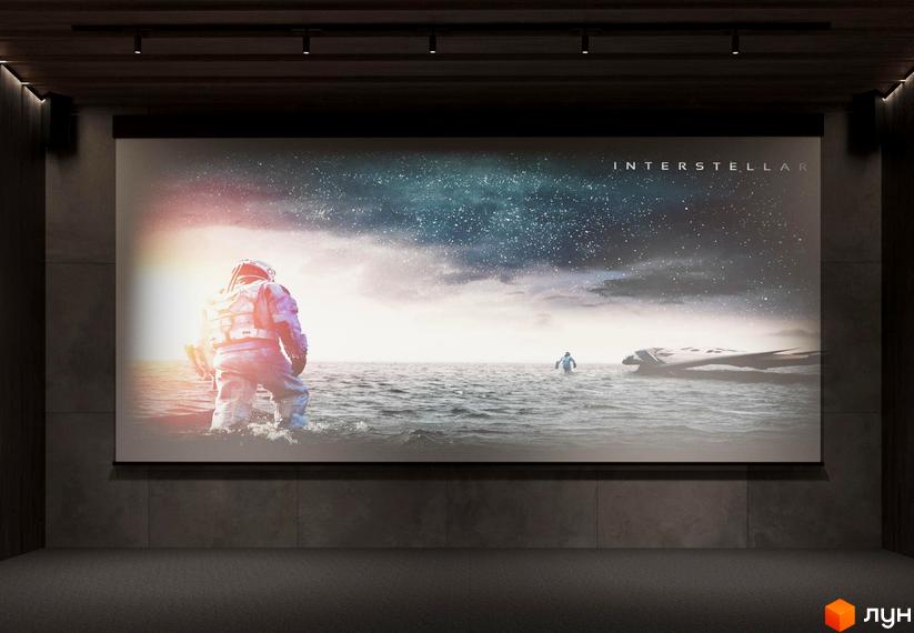 Просторий домашній кінотеатр з великим екраном у Містечку котеджів Малахіт. Темні стіни та стеля сприяють комфортному перегляду фільмів.