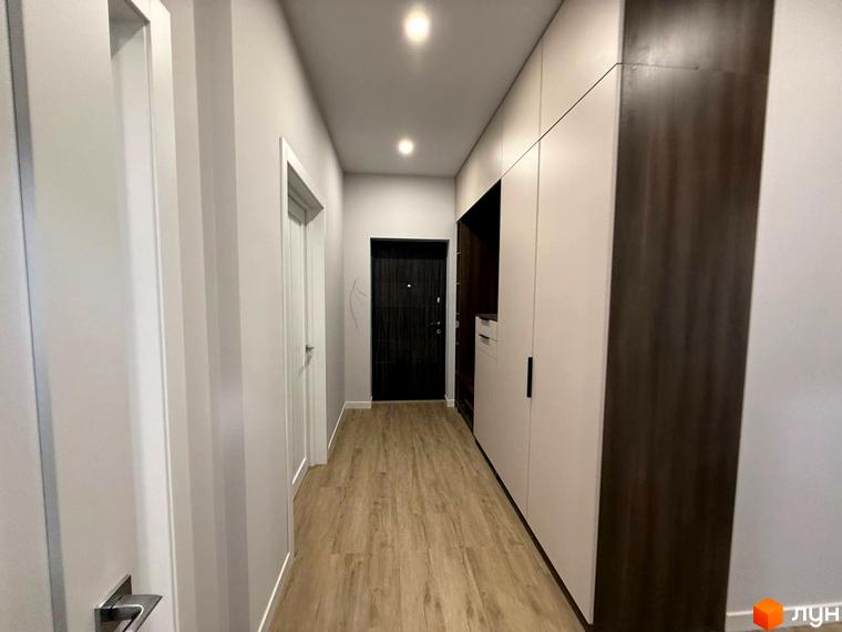 Вхідна група житлового комплексу Comfort City з сучасними дверима та коридором.