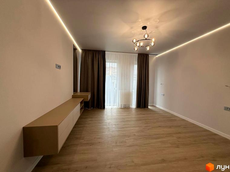 Простора вітальня в ЖК Comfort City з підвісною тумбою та великими вікнами. Сучасний дизайн інтер'єру з прихованою підсвіткою.