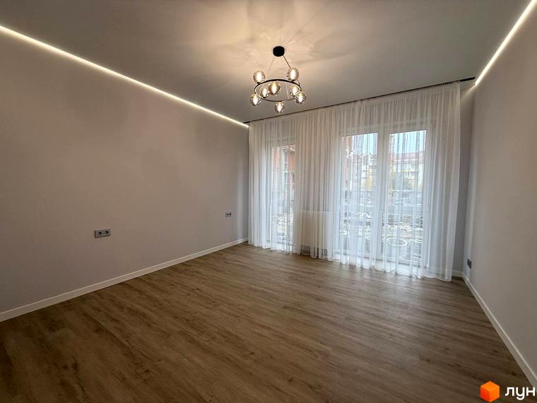 Простора кімната з білими шторами та дерев'яною підлогою. Освітлення забезпечується стельовим світильником та прихованими світлодіодними стрічками.