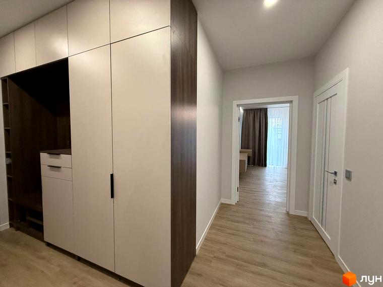 Передпокій з великою шафою та дверима до кімнати в ЖК Comfort City. Сучасний дизайн інтер'єру квартири.