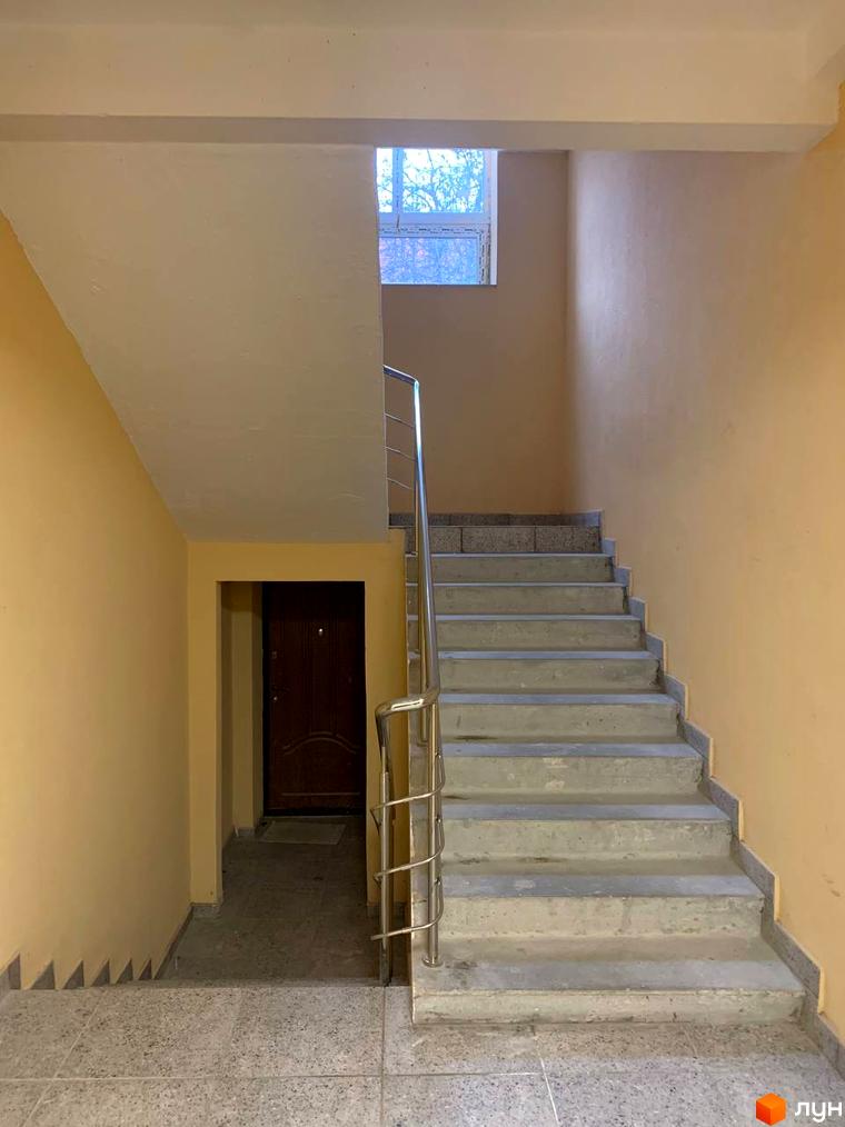 Клубний будинок „На Макіївській“ має сходовий майданчик з вікном та дверима, що виходять на вулицю. Зовнішній вигляд будинку простий та функціональний.