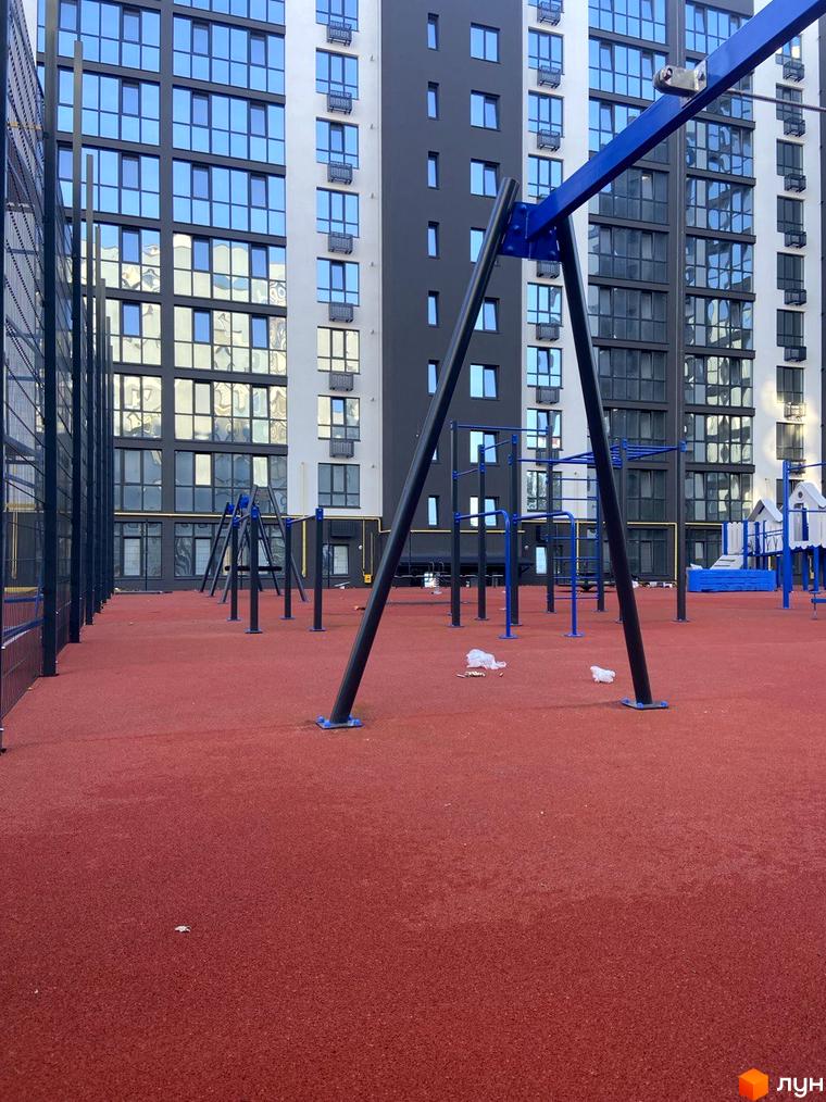 Житловий комплекс Comfort House з дитячим майданчиком та спортивною зоною. Сучасні будинки з панорамними вікнами та доглянутою прибудинковою територією.