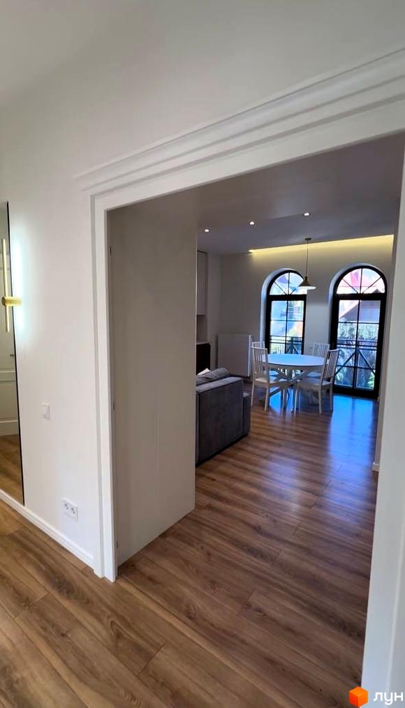 Житловий комплекс Shayan lux house з просторою вітальнею та обідньою зоною біля великих вікон.