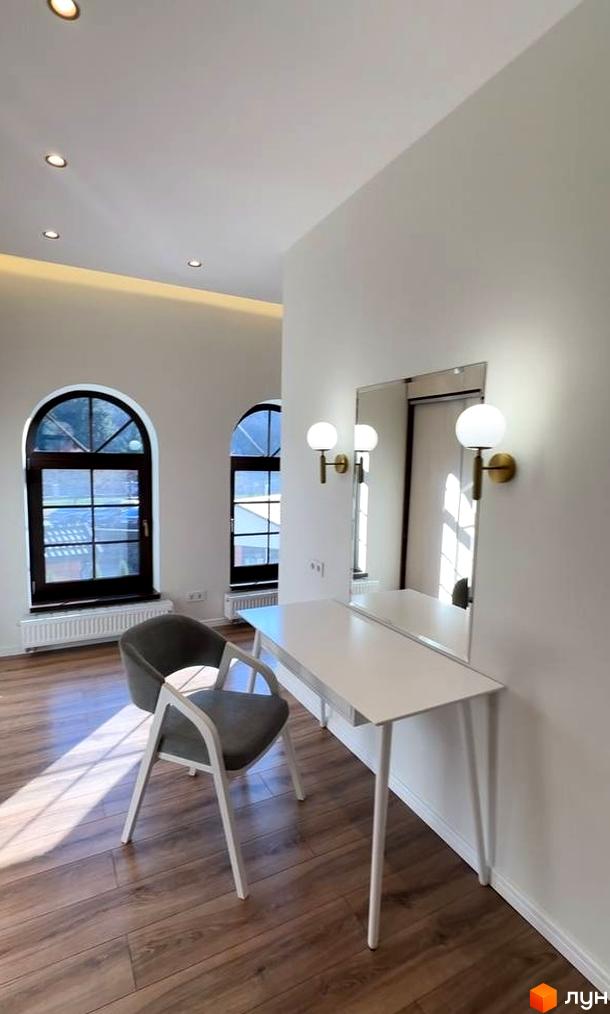 Інтер'єр кімнати з туалетним столиком, дзеркалом та стільцем у Житловому комплексі Shayan lux house.