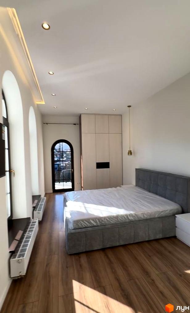 Інтер'єр кімнати в Житловому комплексі Shayan lux house: ліжко, вікно, двері, шафа. Світла кімната з паркетною підлогою.