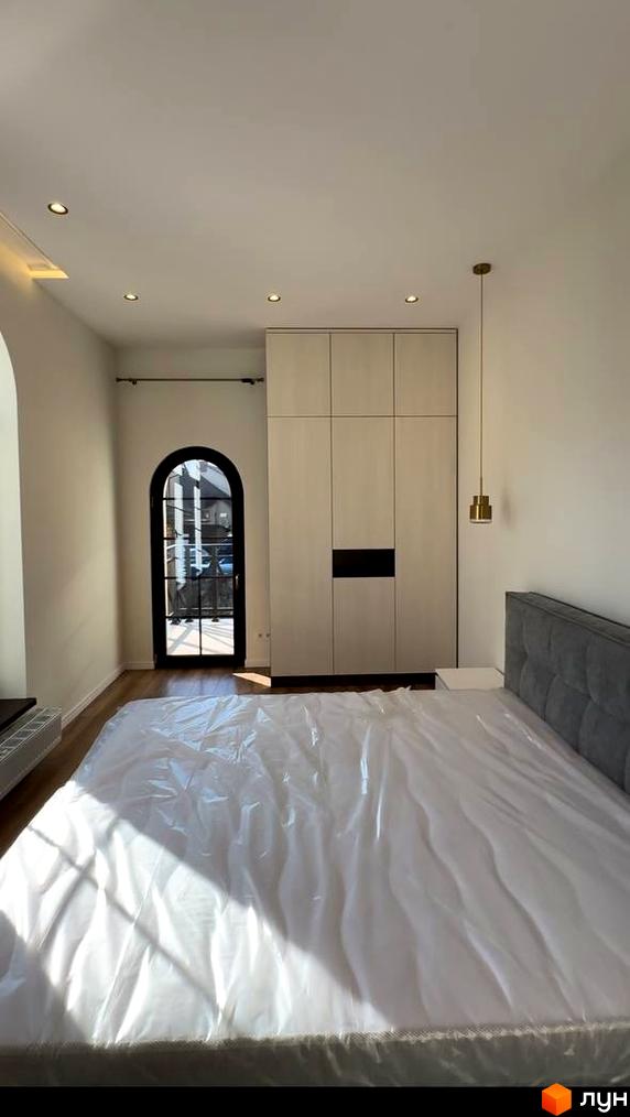 Інтер'єр кімнати в Новобудові Shayan lux house з великим ліжком та шафою. У кімнаті є аркове вікно, що виходить на вулицю.