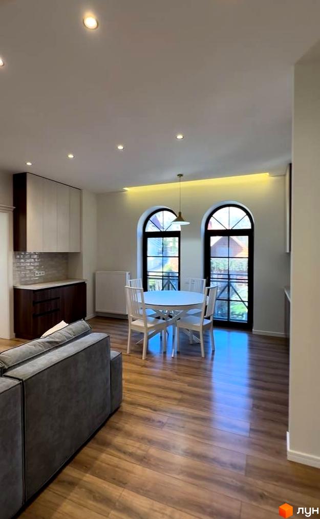 Інтер'єр квартири в Житловому комплексі Shayan lux house: вітальня з круглим столом та великими вікнами. Затишний простір для життя.