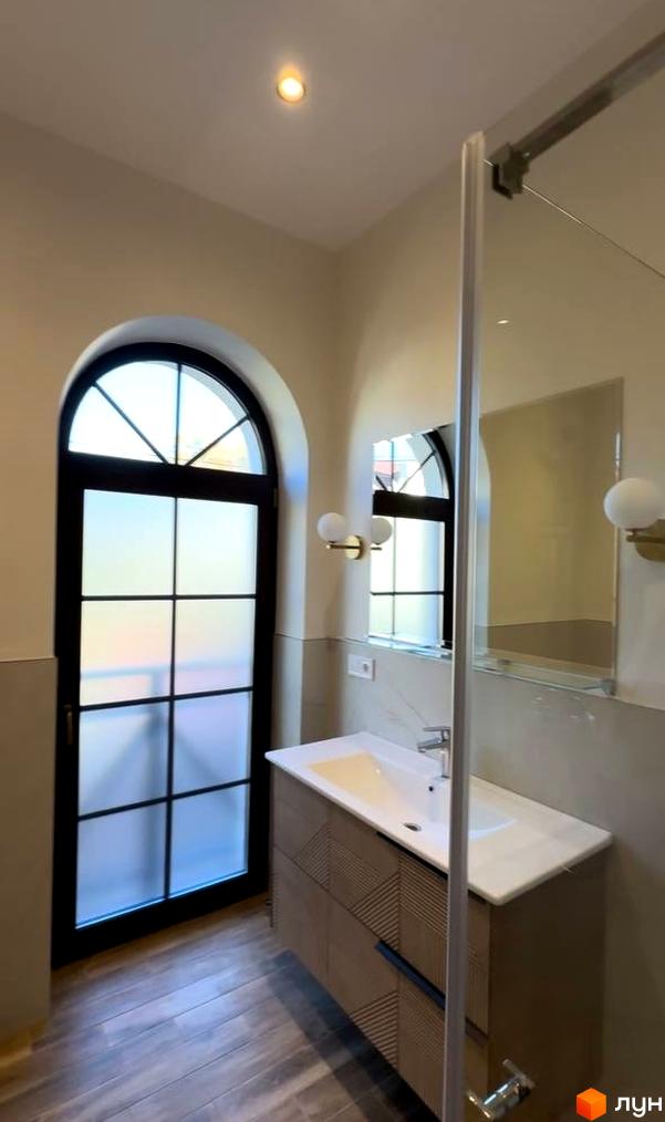 Інтер'єр ванної кімнати в Житловому комплексі Shayan lux house з великим дзеркалом та вікном. Дизайн ванної кімнати в світлих тонах.