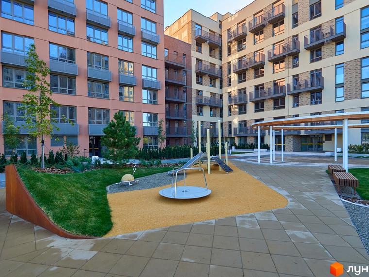 Будинок на Вавилових: житлові будинки з світлими фасадами та вікнами. На території є дитячий майданчик, зелені зони та пішохідні доріжки.