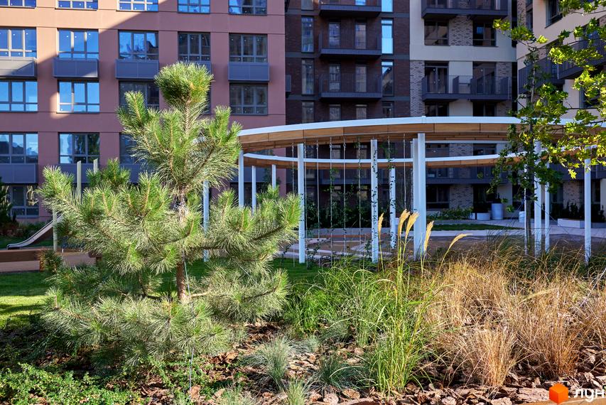 Житлові будинки Будинок на Вавилових з балконами та великими вікнами. Доглянута прибудинкова територія з сосною та ігровим майданчиком.