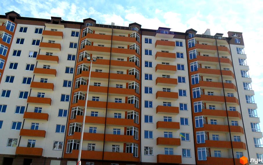Зображення фасаду житлового комплексу на вулиці Стуса та Миколайчука. Багатоповерховий будинок з балконами та великими вікнами.
