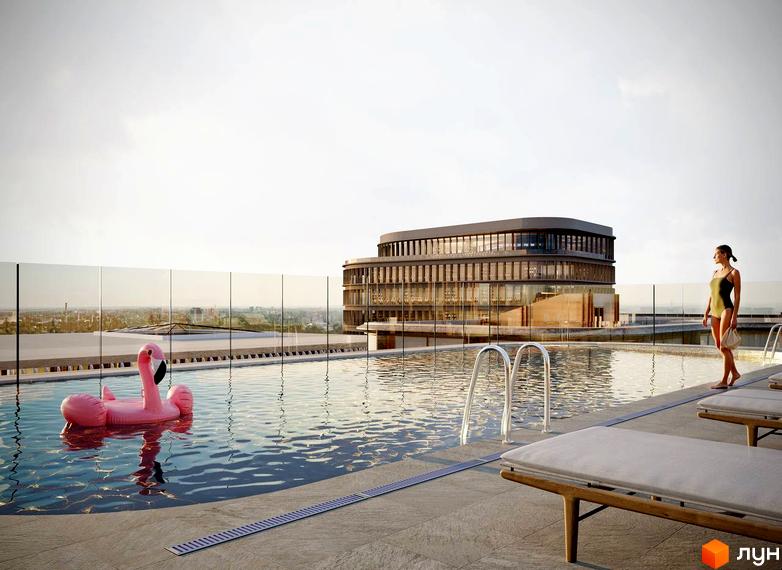 Басейн з фламінго та шезлонгами на даху новобудови Lviv City. На задньому плані видно будівлю комплексу та панораму міста.