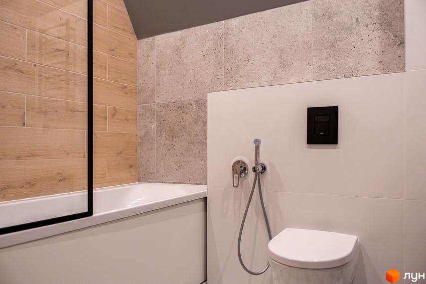 Сучасний дизайн ванної кімнати з дерев'яною плиткою та білою ванною. Поруч розташований унітаз з біде.