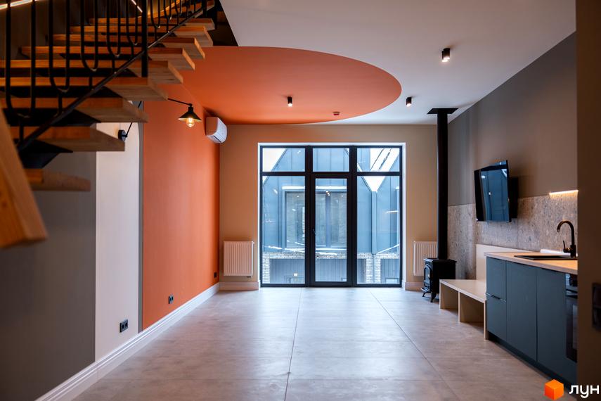 AMA FAMILY RESORT: просторий зал з панорамними вікнами та каміном, що виходить на внутрішній двір з сучасною архітектурою.