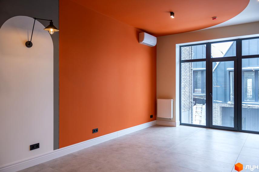 Сучасний інтер'єр квартири в новобудові AMA FAMILY RESORT з панорамними вікнами та дизайнерським ремонтом. Огляд просторої вітальні з оранжевою стіною та кондиціонером.