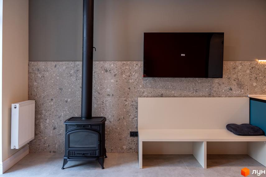 Інтер'єр кімнати з каміном та телевізором. AMA FAMILY RESORT - житловий комплекс з каміном та зоною відпочинку.