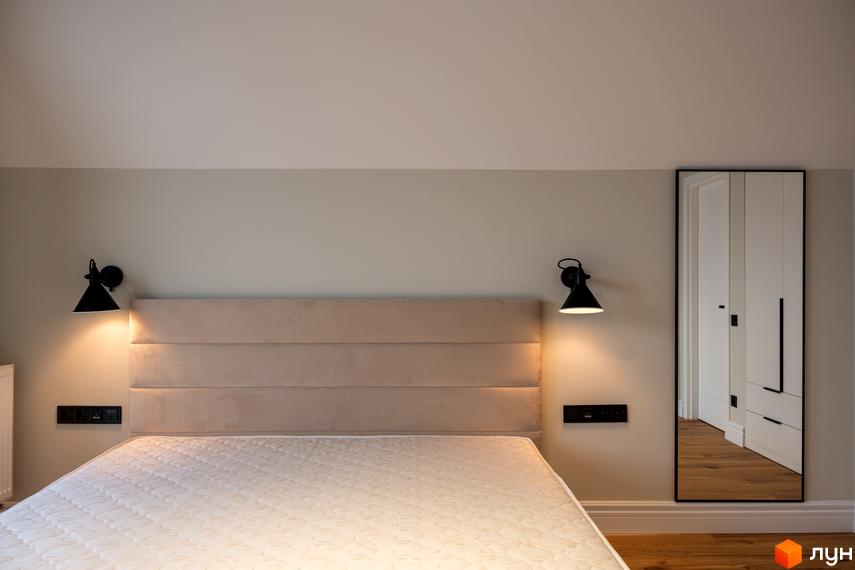 Спальня в стилі мінімалізм з двоспальним ліжком та приліжковими лампами. AMA FAMILY RESORT – це новий житловий комплекс.