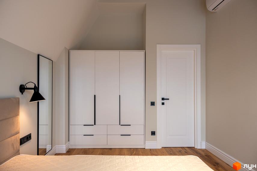 Сучасний інтер'єр спальні з білою шафою, дзеркалом та дверима. AMA FAMILY RESORT - новий житловий комплекс для вашого комфорту.