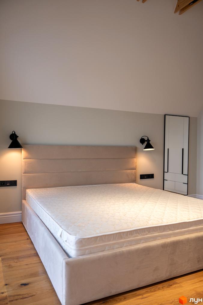 Спальня в AMA FAMILY RESORT з двоспальним ліжком та приліжковими лампами. Затишна атмосфера для відпочинку та сну.