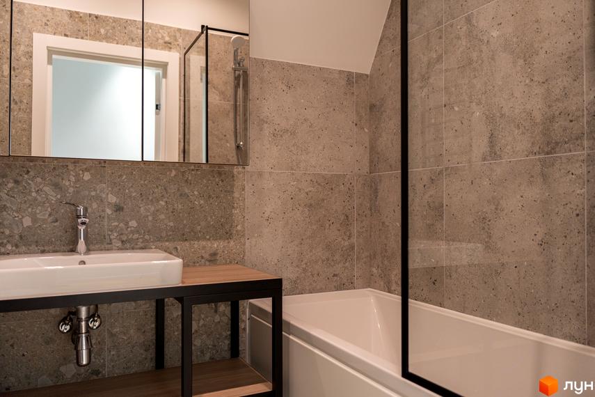 Сучасний дизайн ванної кімнати з сірою плиткою та білою сантехнікою в AMA FAMILY RESORT. Простора ванна та раковина створюють комфорт.