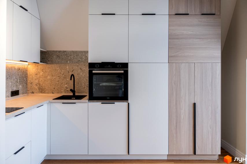 Сучасна кухня з білими та дерев'яними фасадами, чорною мийкою та вбудованою технікою.