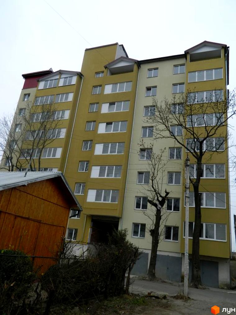 Зображення житлового будинку по вулиці Ольги Кисілевської, 10. Багатоповерхова будівля з великими вікнами та балконами.