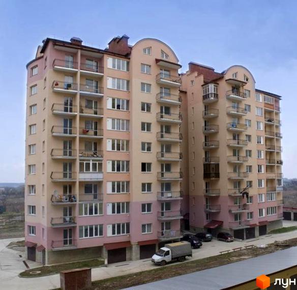 Фото фасаду та прибудинкової території Новобудови по вул. Хіміків, 25. Багатоповерховий будинок з балконами та парковкою біля нього.