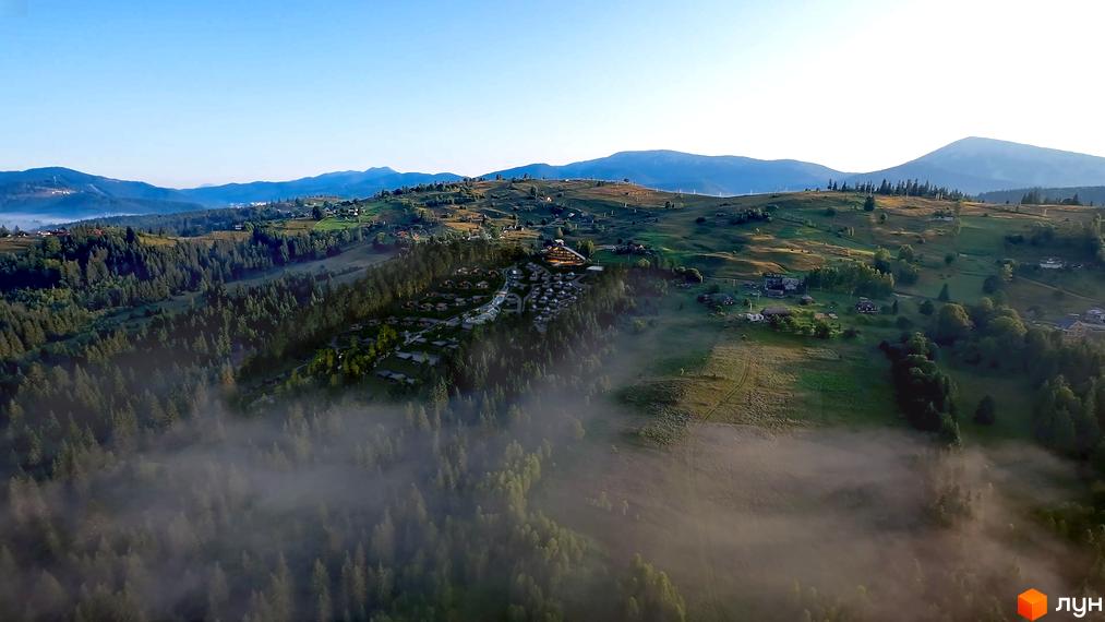 Вид з висоти на Котеджне містечко Dzen Residence серед гір та лісу. Навколо новобудови туман.
