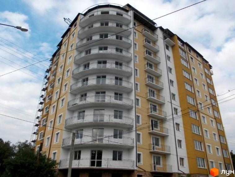 Зображення багатоповерхового будинку на вул. Биха / вул. Лемківська. Житловий комплекс з балконами та великими вікнами на фоні блакитного неба.
