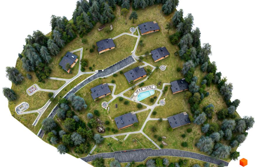 Котеджне містечко Veres Hill з дерев'яними будинками та чорними дахами, розташоване серед зелених насаджень з басейном та доріжками.