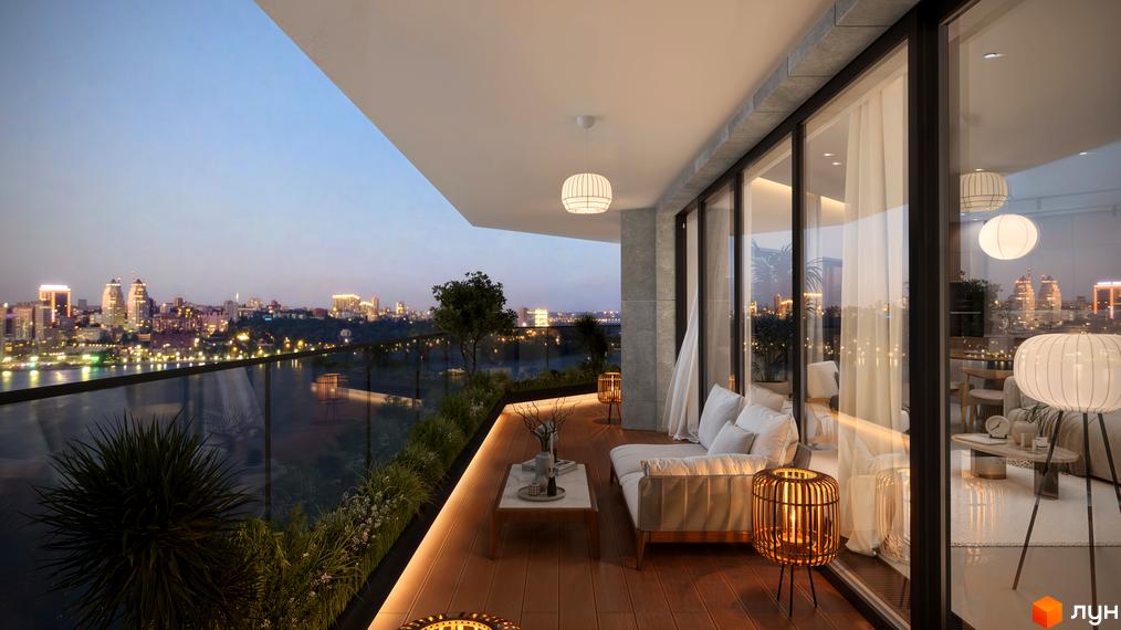 Великий балкон Житлового комплексу Grand Tower з панорамними вікнами та видом на нічне місто і річку. На балконі є меблі та рослини.