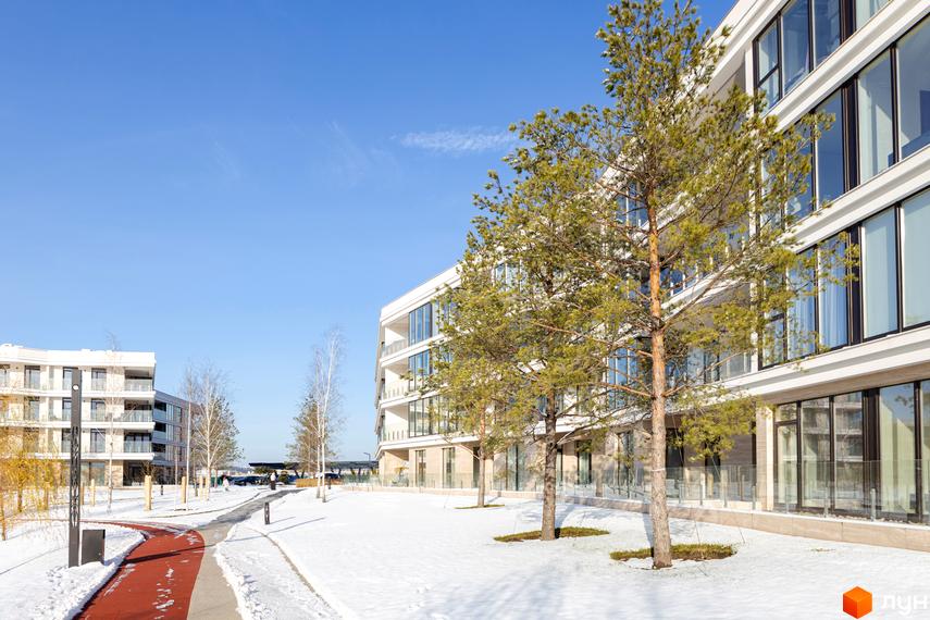 Житловий комплекс Park Lake City. Сучасні новобудови з великими вікнами та балконами, оточені засніженою територією з деревами та доріжками.