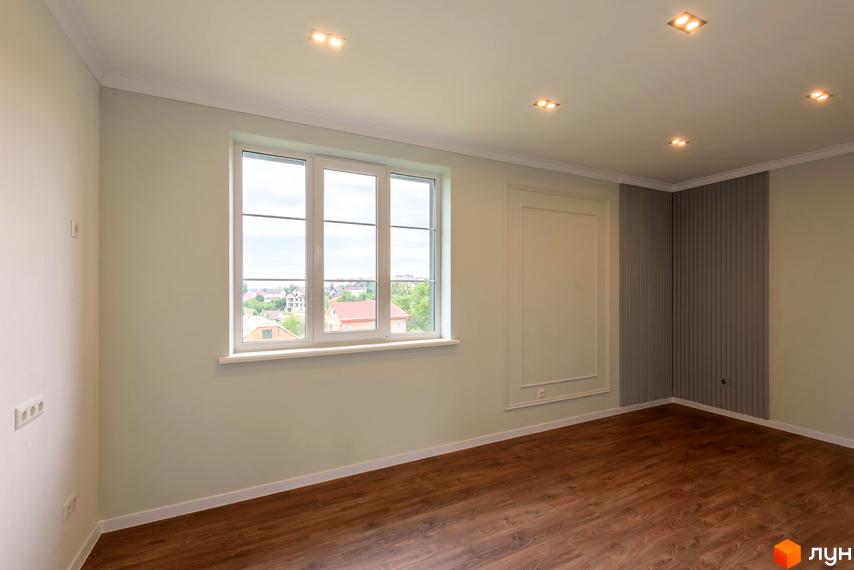 Клубний будинок „Кагарлицький“: світла кімната з великим вікном та видом на приватні будинки. Сучасний інтер'єр з дерев'яною підлогою та вбудованим освітленням.