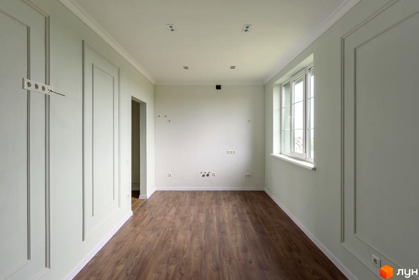 Клубний будинок „Кагарлицький“: простора кімната з дерев'яною підлогою, білими стінами та великим вікном. Ідеальне місце для вашого нового дому.