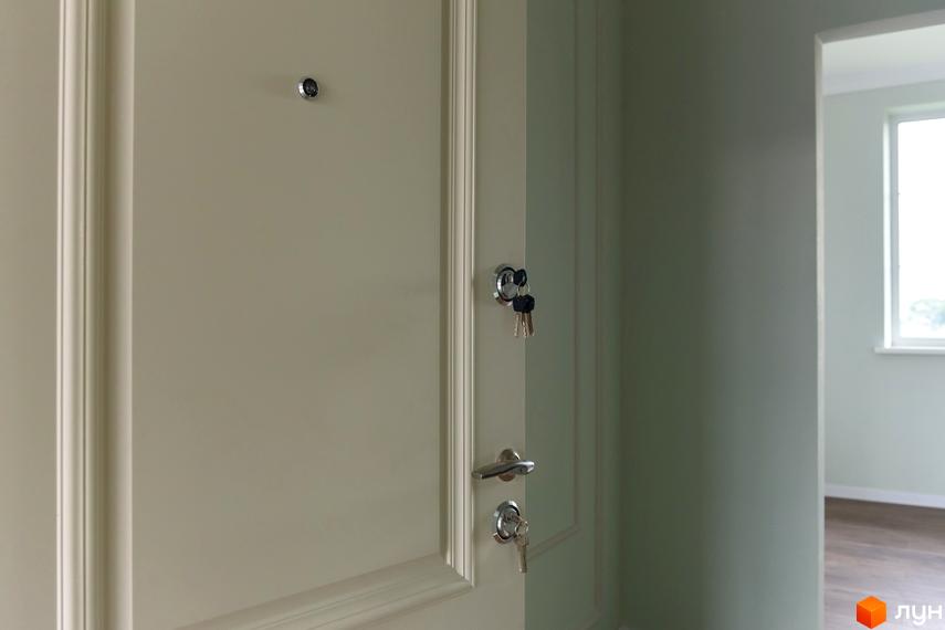 Клубний будинок „Кагарлицький“: двері з ключами та вікно в кімнаті. Огляд новобудови.