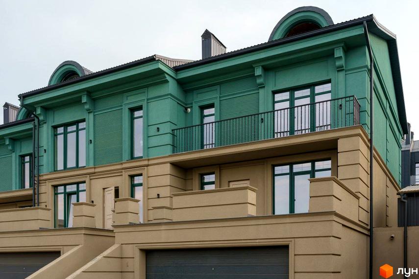 Фасад Таунхаус Green Life: верхні поверхи в зеленому кольорі з вікнами та балконами, нижні – в бежевому з гаражами.