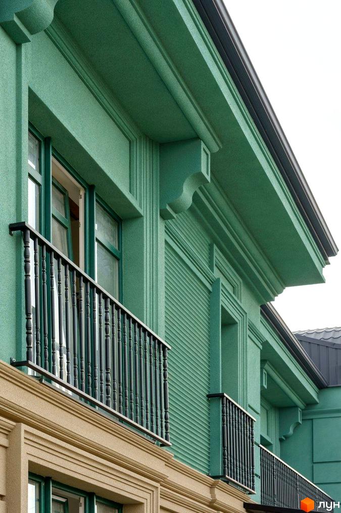 Зовнішній вигляд будинку таунхауса Green Life з балконами та вікнами. Зелений фасад з декоративними елементами.