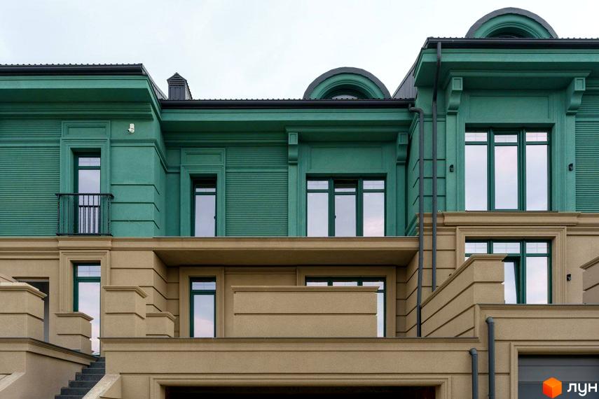 Фасад житлового комплексу Green Life з зеленими та бежевими елементами, великими вікнами та балконами. Екстер'єр новобудови з вишуканим дизайном.