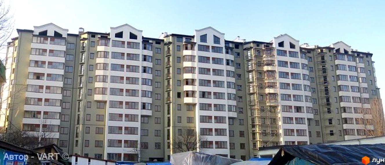 Фото фасаду багатоповерхового будинку на вулиці Хотинська. Житловий комплекс з великими вікнами та світлим оздобленням.