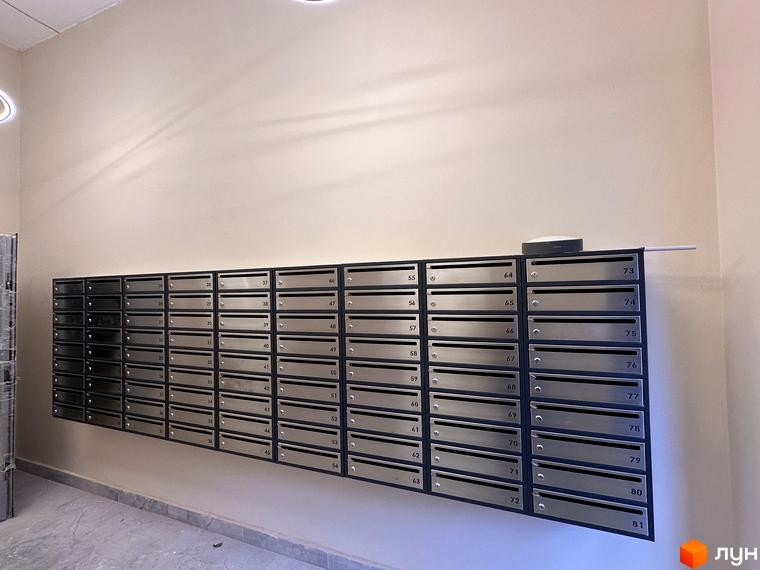 Поштові скриньки у Житловому комплексі SOVEREIGN. Металеві скриньки з номерами розташовані на стіні в під'їзді.