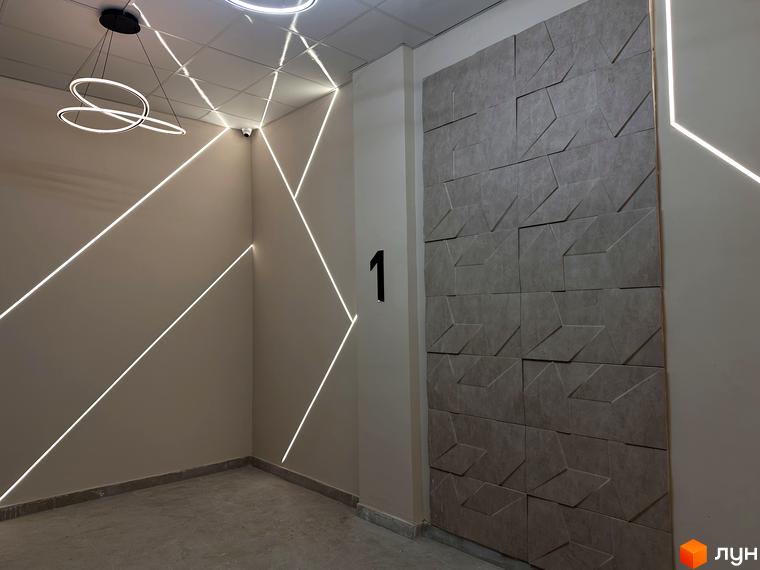 Житловий комплекс СОУРЕНЖ: сучасний дизайн інтер'єру з геометричними елементами на стінах та підсвічуванням. Номер 