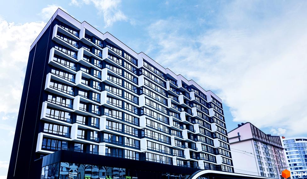 Житловий комплекс А5 – це багатоповерхова новобудова з виразним фасадом та балконами. Будинок має чіткі геометричні форми та панорамне скління.