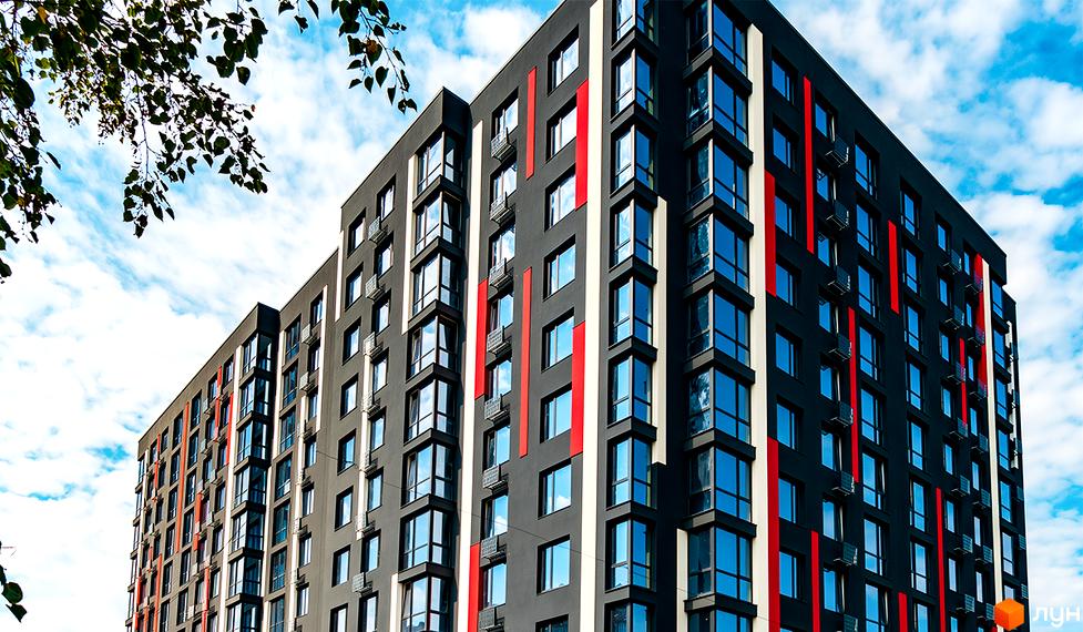 Житловий комплекс Union – це сучасна новобудова з панорамними вікнами та яскравими червоними та білими смугами на фасаді. Будинок має багатоповерхову структуру та привабливий зовнішній вигляд.