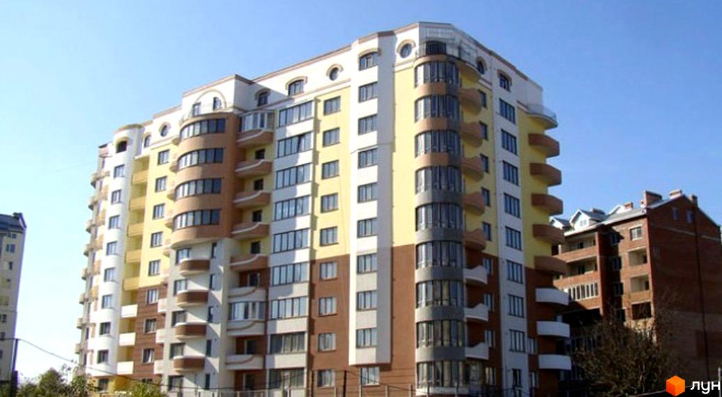 Зображення фасаду багатоповерхового будинку на вулиці Кисилевської. Житловий комплекс з великими вікнами та балконами.