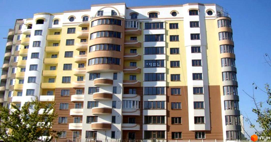 Зображення фасаду багатоповерхового будинку на вулиці Кисилевської. Житловий комплекс з великими вікнами та балконами.